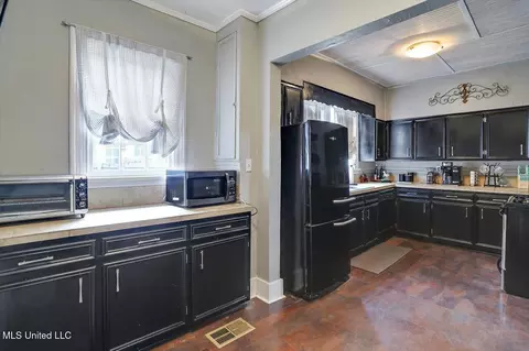 Kitchen - 450 E Ridgeway St, Jackson, MS 39206 photo 5 of 6