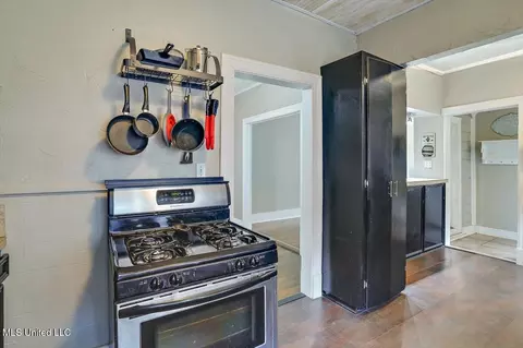 Kitchen - 450 E Ridgeway St, Jackson, MS 39206 photo 2 of 6