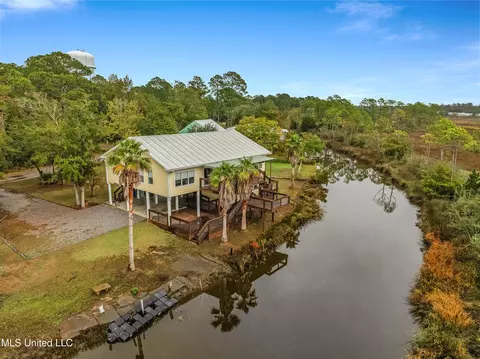 8833 Pickering Forrest Dr, Ocean Springs, MS 39564