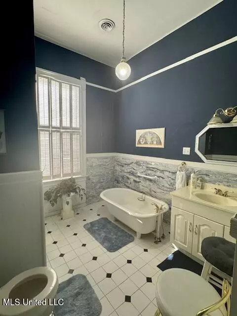 Bath - 206 Linton Ave, Natchez, MS 39120 photo 2 of 3