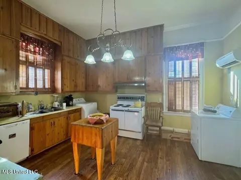 Kitchen - 206 Linton Ave, Natchez, MS 39120 photo 1 of 2