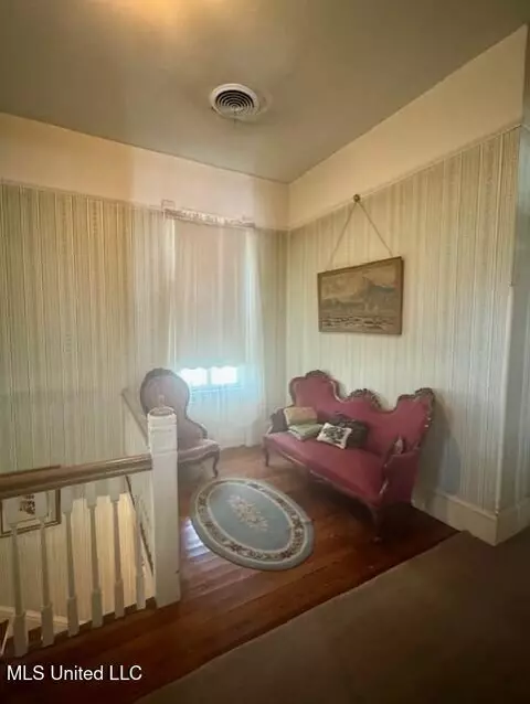 Entry Way - 206 Linton Ave, Natchez, MS 39120 photo 7 of 7