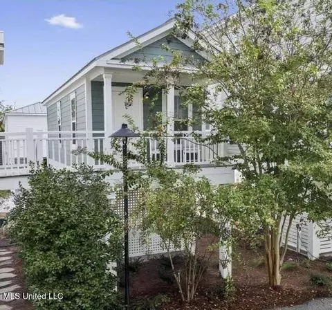 215 E Second St #15, Pass Christian, MS 39571