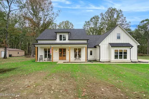 241 Dry Field Rd, Byhalia, MS 38611