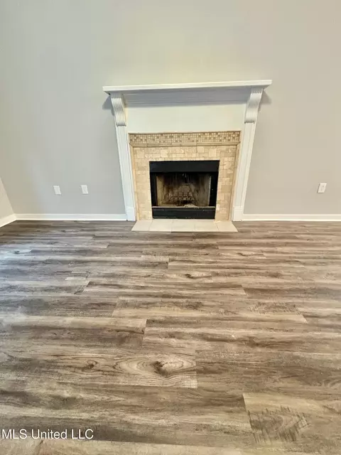 Living - 220 Falcon Cv, Brandon, MS 39047 photo 3 of 4
