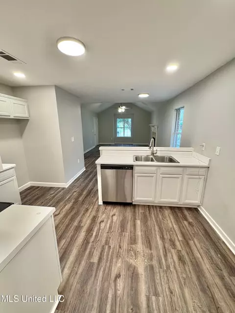 Kitchen - 220 Falcon Cv, Brandon, MS 39047 photo 1 of 4