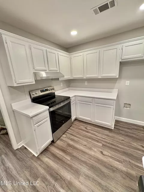 Kitchen - 220 Falcon Cv, Brandon, MS 39047 photo 2 of 4