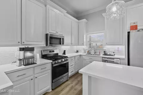 Kitchen - 962 Glenwild Cir, Canton, MS 39046 photo 2 of 2