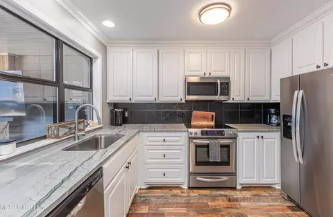 Kitchen - 71 Breakers Ln, Ridgeland, MS 39157 photo 3 of 4