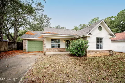 1425 S 9th St, Ocean Springs, MS 39564
