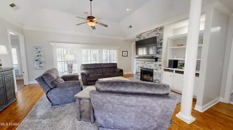 Living - 2922 Grove Meadows Dr, Nesbit, MS 38651 photo 2 of 2