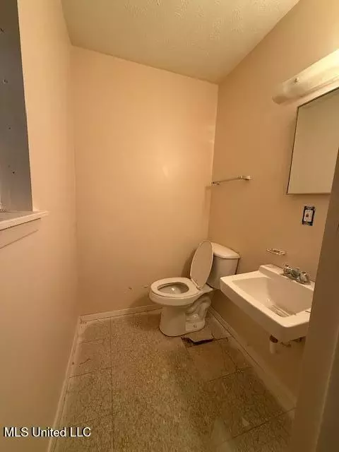 Bath - 220 Lemly Ave, Jackson, MS 39209 photo 1 of 2