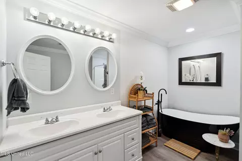 Bath - 839 E Beach Blvd, Long Beach, MS 39560 photo 3 of 3