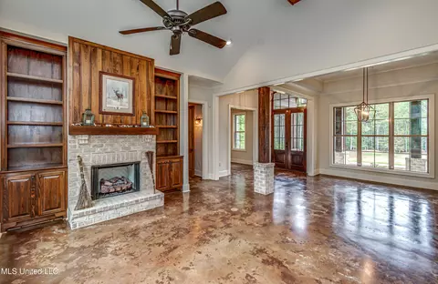 Living - 261 Millville Rd, Canton, MS 39046 photo 2 of 5