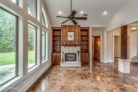 Living - 261 Millville Rd, Canton, MS 39046 photo 3 of 5