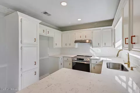 Kitchen - 640 Byram Meadows Dr, Byram, MS 39272 photo 2 of 3