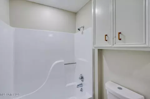 Bath - 640 Byram Meadows Dr, Byram, MS 39272 photo 3 of 3