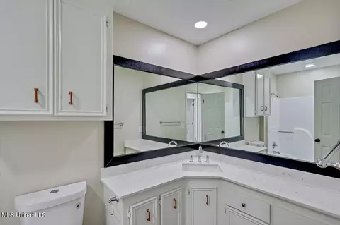 Bath - 640 Byram Meadows Dr, Byram, MS 39272 photo 2 of 3