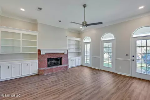 Living - 640 Byram Meadows Dr, Byram, MS 39272 photo 2 of 4