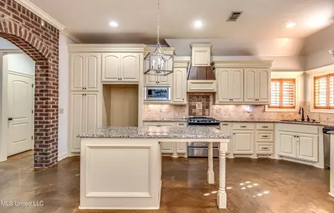 Kitchen - 128 Amethyst Ln, Brandon, MS 39047 photo 5 of 11