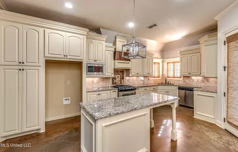 Kitchen - 128 Amethyst Ln, Brandon, MS 39047 photo 4 of 11