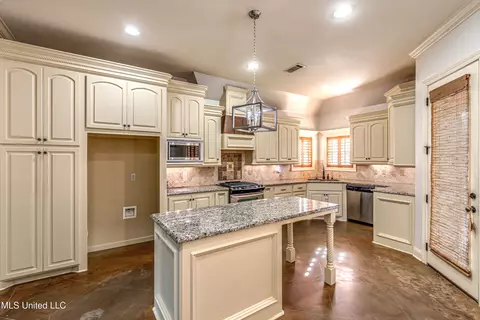 Kitchen - 128 Amethyst Ln, Brandon, MS 39047 photo 2 of 11