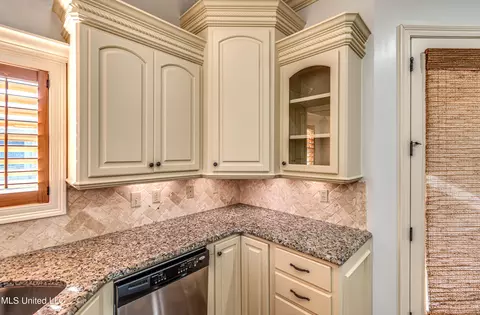 Kitchen - 128 Amethyst Ln, Brandon, MS 39047 photo 9 of 11