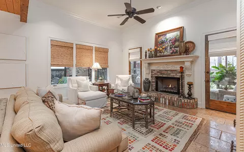 Living - 102 Vinca Dr, Madison, MS 39110 photo 2 of 3