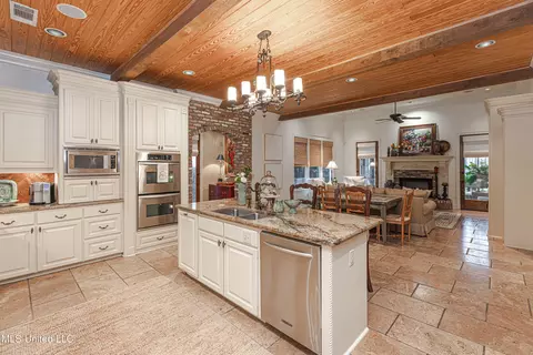 Kitchen - 102 Vinca Dr, Madison, MS 39110 photo 6 of 7