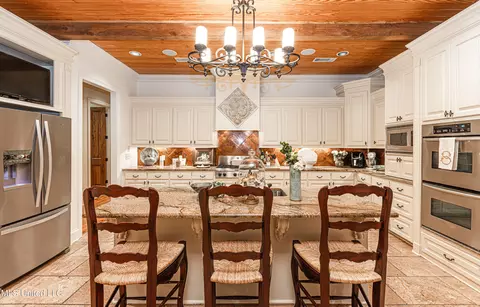 Kitchen - 102 Vinca Dr, Madison, MS 39110 photo 3 of 7
