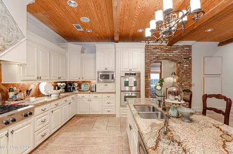 Kitchen - 102 Vinca Dr, Madison, MS 39110 photo 5 of 7