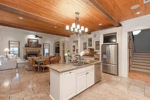 Kitchen - 102 Vinca Dr, Madison, MS 39110 photo 7 of 7