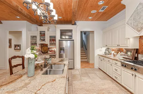 Kitchen - 102 Vinca Dr, Madison, MS 39110 photo 4 of 7
