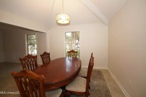 Dining - 5365 River Thames Rd, Jackson, MS 39211 photo 2 of 3