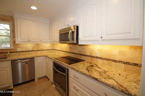 Kitchen - 5365 River Thames Rd, Jackson, MS 39211 photo 1 of 2