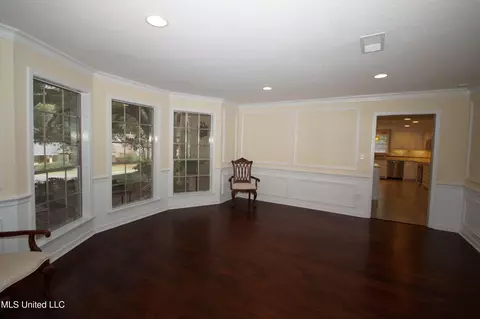 Living - 5365 River Thames Rd, Jackson, MS 39211 photo 2 of 3