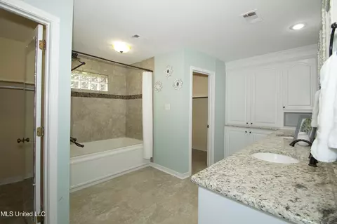 Bath - 5365 River Thames Rd, Jackson, MS 39211 photo 2 of 7