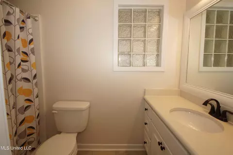Bath - 5365 River Thames Rd, Jackson, MS 39211 photo 7 of 7