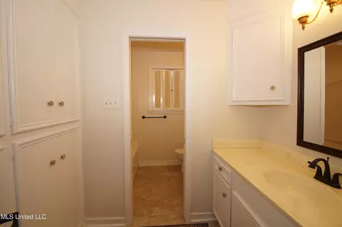 Bath - 5365 River Thames Rd, Jackson, MS 39211 photo 4 of 7