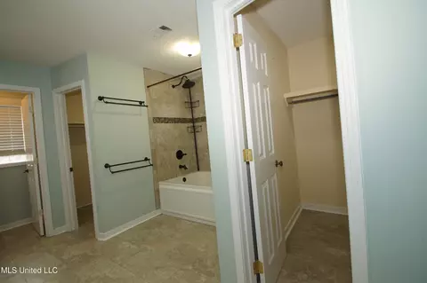 Bath - 5365 River Thames Rd, Jackson, MS 39211 photo 3 of 7