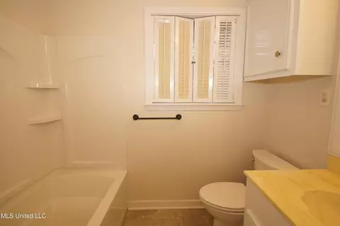 Bath - 5365 River Thames Rd, Jackson, MS 39211 photo 5 of 7