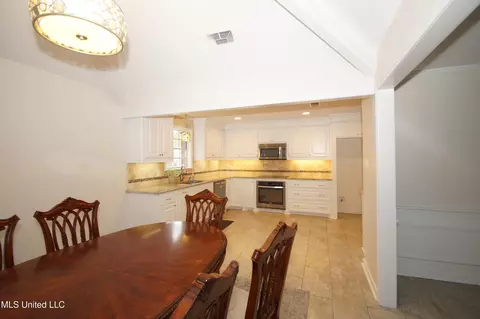 Dining - 5365 River Thames Rd, Jackson, MS 39211 photo 1 of 3