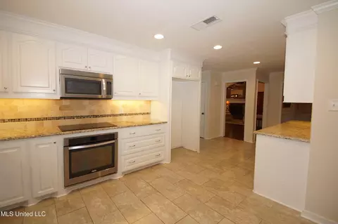 Kitchen - 5365 River Thames Rd, Jackson, MS 39211 photo 2 of 2