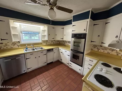 Kitchen - 1453 Memorial Dr, Boyle, MS 38730 photo 2 of 3