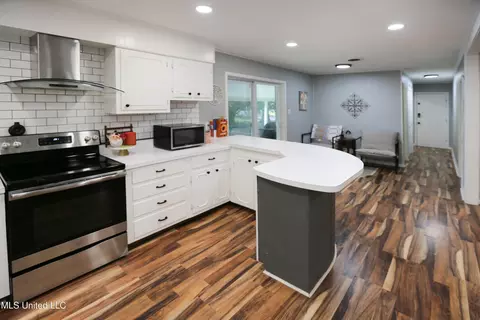 Kitchen - 1402 Shady Glen Dr, Clinton, MS 39056 photo 3 of 3