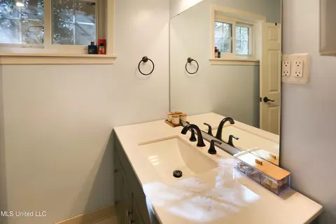 Bath - 1402 Shady Glen Dr, Clinton, MS 39056 photo 2 of 6