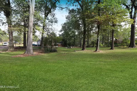 Exterior - 1402 Shady Glen Dr, Clinton, MS 39056 photo 4 of 5