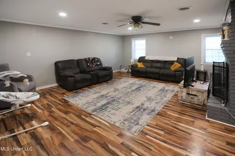 Living - 1402 Shady Glen Dr, Clinton, MS 39056 photo 1 of 1