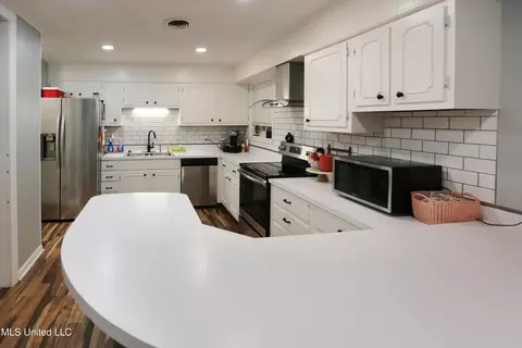 Kitchen - 1402 Shady Glen Dr, Clinton, MS 39056 photo 2 of 3