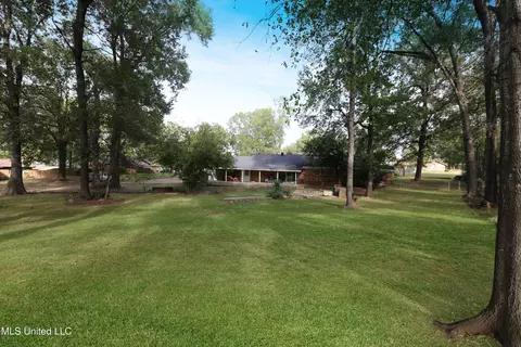 Exterior - 1402 Shady Glen Dr, Clinton, MS 39056 photo 3 of 5